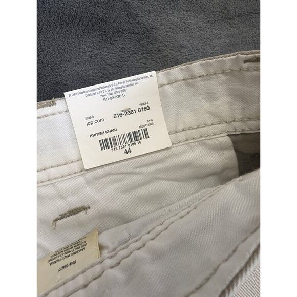 St. John's Bay Men's Shorts British Khaki Legacy Flat Front Size 44 x 10" Inseam - Picture 9 of 10